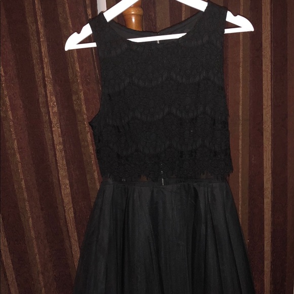 Knee length formal dress - Picture 3 of 6